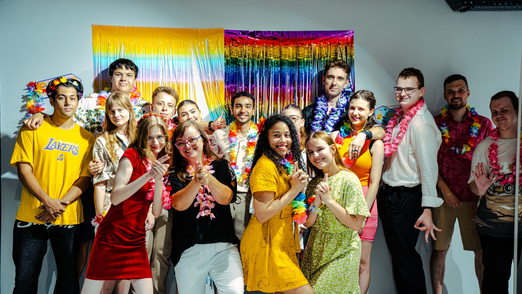 Osoby bawią się na dyskotecę z okazji rozpoczecia lata