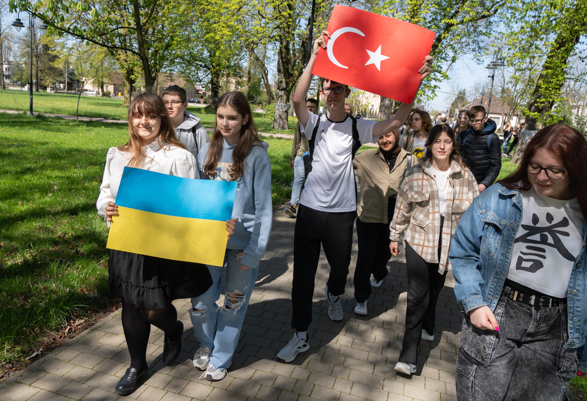 studenci trzymajacy flagę Turcji i ukrainy