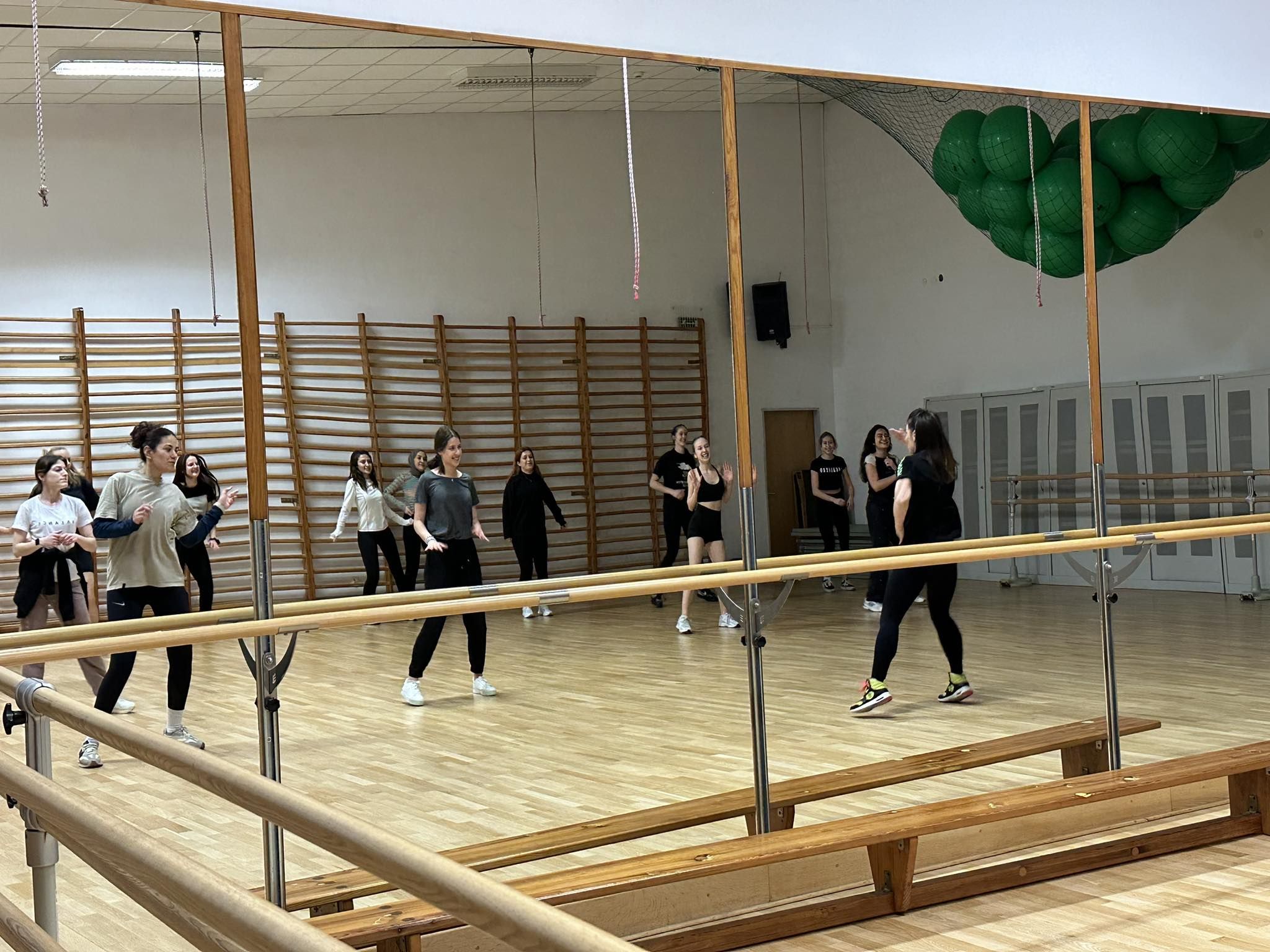 Studenci na zajęciach zumby